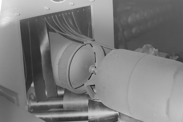 Detail am Auslauf: Gasflasche/Rohr wird geführt – gleichmäßige Strahlbearbeitung auch an sensiblen Bereichen