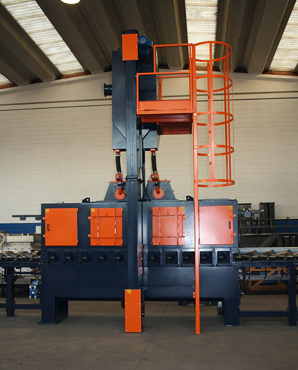 Rohr- und Gasflaschenstrahlanlage in Schleuderradtechnik – Gesamtansicht mit Servicezugang