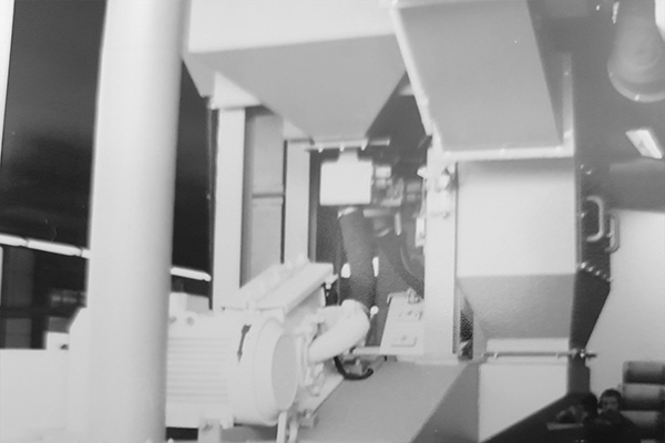 Detail am Einlauf: Gasflasche/Rohr wird geführt – gleichmäßige Strahlbearbeitung auch an sensiblen Bereichen