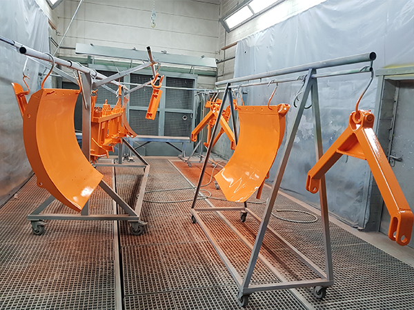 fritz_maschinen_industrielackierung_prozess_qualitaet_600x450 Industrieteile in der Lackierung – hochwertige Lohnlackierung mit gleichmäßiger Oberfläche