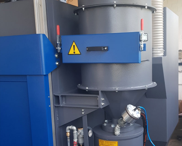 Druckstrahlkabine mit Absaugtechnik und Strahlmittelkomponenten im Detail
