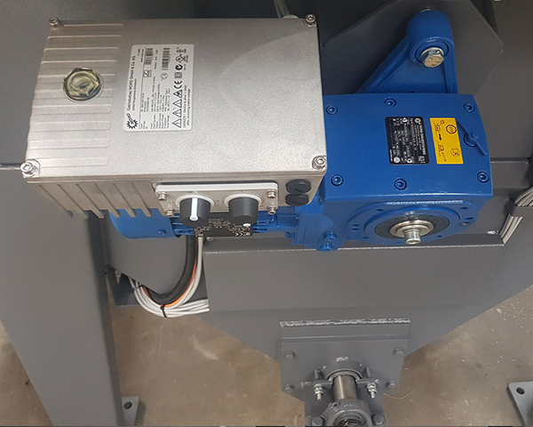Antriebstechnik einer Druckstrahlkabine für geregelte Bewegung