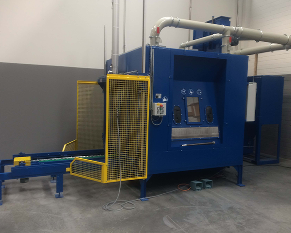 fritz_maschinen_druckstrahlkabinen_fahrtisch_schwere_werkstuecke_600x480 Große Druckstrahlkabine mit Fahrtisch bis 5 Tonnen Beladung