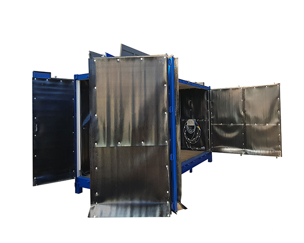 Strahlcontainer mit geöffneten Türen – Zugang zum Strahlraum und Werkstückhandling