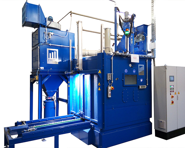 fritz_maschinen_druckstrahlautomaten_komplettanlage_600x480 Automatisierter Druckstrahlautomat von Fritz Maschinen mit Werkstückzuführung und Anlagensteuerung