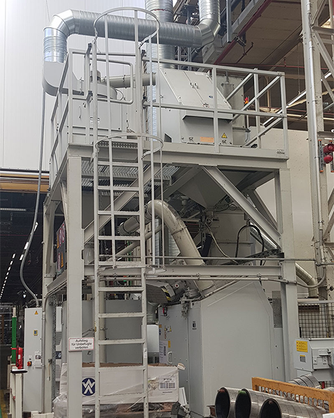 fritz_maschinen_schleuderrad_drehtueranlage_produktionsanlage_600x480 Schleuderrad-Drehtüranlage in einer industriellen Produktionsumgebung